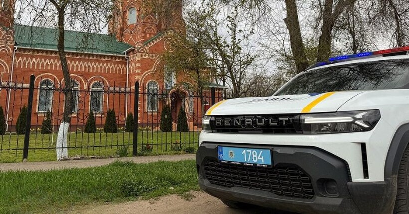 У Миколаєві з даху адмінбудівлі впав чоловік