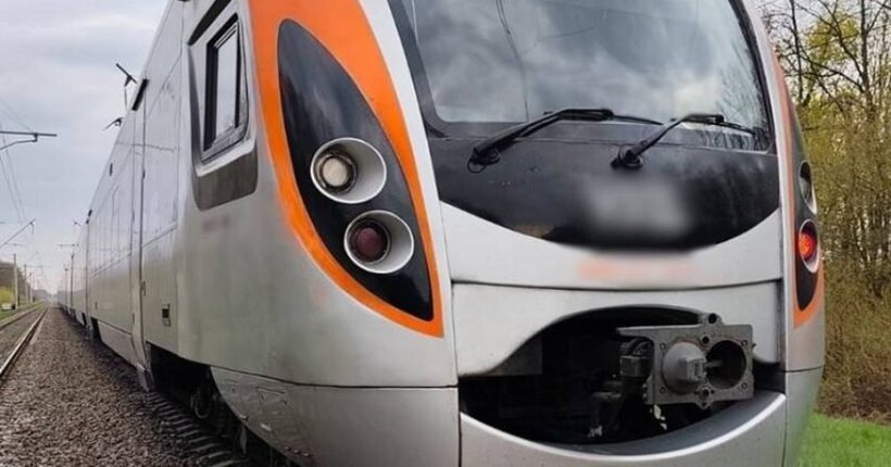 На Житомирщині поїзд важко травмував жінку, яка сиділа на краю платформи