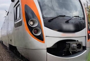 На Житомирщині поїзд важко травмував жінку, яка сиділа на краю платформи