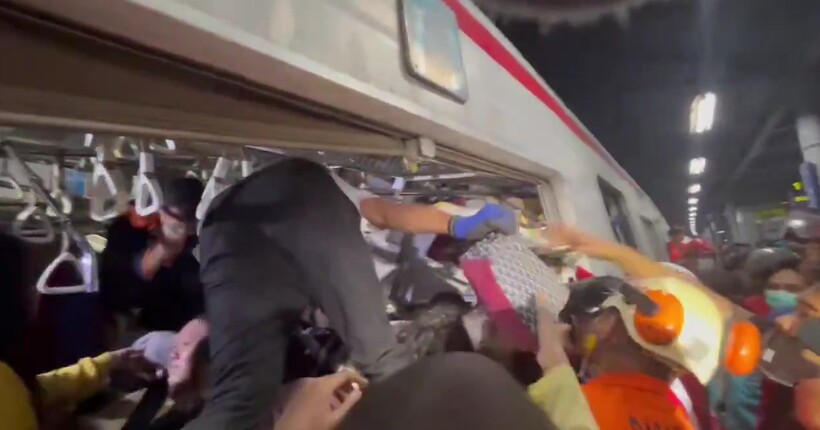 Два поїзди зіткнулись у передмісті Джакарти: є загиблі і десятки постраждалих (відео)