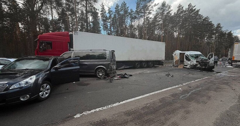 ДТП на Варшавській трасі біля Бородянки: зіткнулись шість авто, є постраждалі