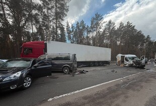 ДТП на Варшавській трасі біля Бородянки: зіткнулись шість авто, є постраждалі