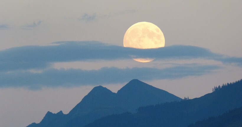 Перша повня у травні: коли над Україною зійде 