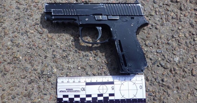 У Києві чоловік у нетверезому стані направляв пістолет на перехожих: йому оголосили підозру