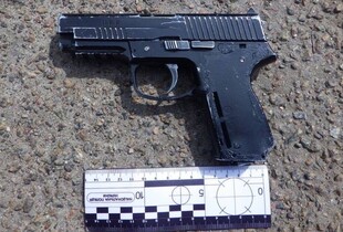 У Києві чоловік у нетверезому стані направляв пістолет на перехожих: йому оголосили підозру