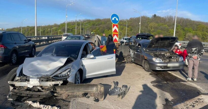 У Києві на Дарницькому мосту сталась смертельна ДТП за участі трьох автівок: подробиці