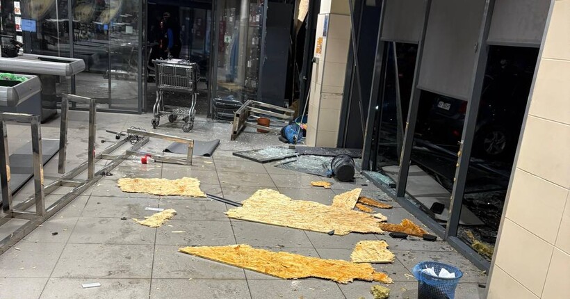 У Харкові вибухнуло авто біля супермаркету: постраждав чоловік