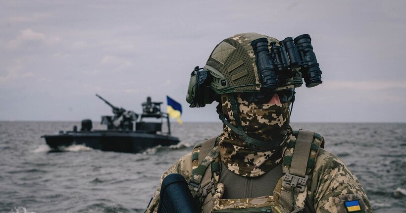 ВМС уразили два ворожі катери, які охороняли Керченський міст (відео)