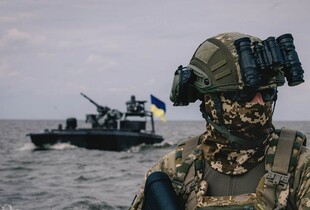 ВМС уразили два ворожі катери, які охороняли Керченський міст (відео)