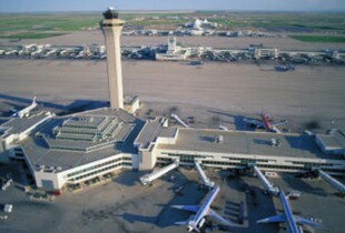 У США пасажирський літак збив людину на злітній смузі під час зльоту