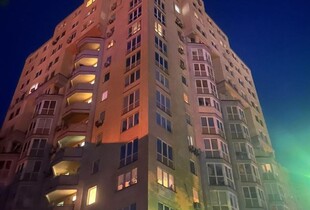 Обстріл Києва: уламки дрона впали на дах 16-поверхівки, виникла пожежа