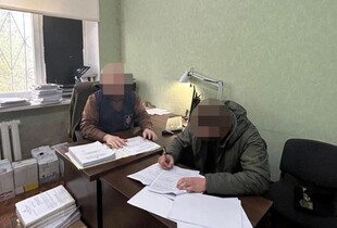 Побив і обпалив обличчя недопалком: на Хмельниччині судитимуть військового за катування колишньої дівчини
