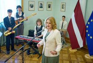 Прем’єрка Латвії подала у відставку, уряд іде разом з нею