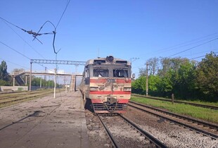 Окупанти атакували дроном електричку: є поранені