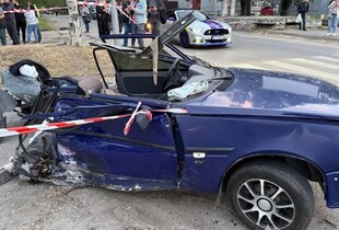 В Дніпрі автівка влетіла у зупинку громадського транспорту після зіткнення з іншим автомобілем: є жертви (фото)