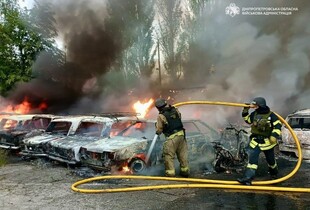 Обстріл Дніпропетровщини: ворог пошкодив приватні будинки та авто, є поранений