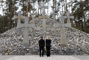 Зеленський вшанував жертв політичних репресій в меморіальному заповіднику 