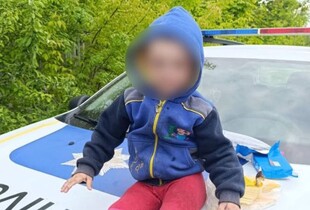 На Вінничині знайшли дворічного хлопчика, який сидів на залізничних рейках