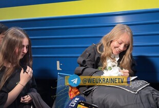 LELÉKA повернулась в Україну після Євробачення-2026: на вокзалі її зустріли сирниками і плакатами