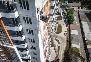 В Одесі вручну знешкодили “Шахед”, який застряг у стіні багатоповерхівки після обстрілу рф