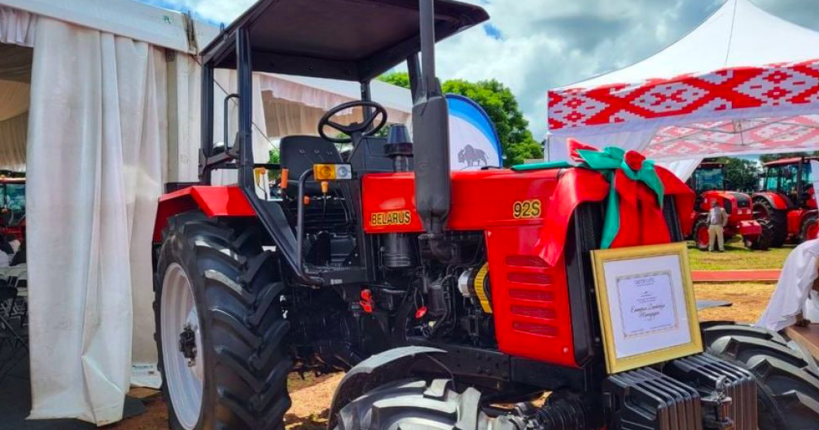 Лукашенко подарував президенту Зімбабве білоруський трактор
