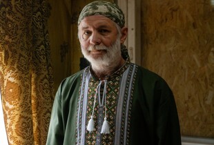 Боєць “Едельвейсу” вишиває на передовій прапори, позивні і портрети побратимів (відео)