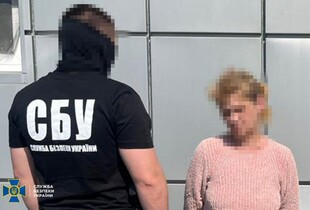На Донеччині затримали коригувальницю рф: у її будинку переховувався російський бойовик