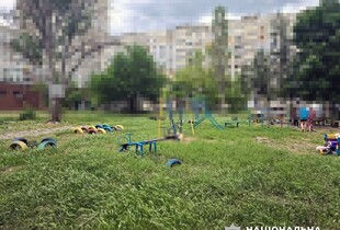 Росіяни вдарили по дитмайданчику у Херсоні: постраждали мама з двома дітьми