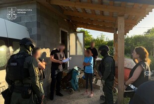 Знімала порно з 13-річною донькою заради заробітку: на Закарпатті затримали матір