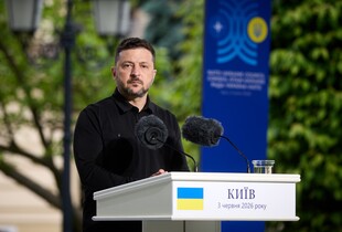 Дрони пролетіли близько 1000 км: Зеленський розкрив деталі ударів по базі ВМФ та нафтобазі рф