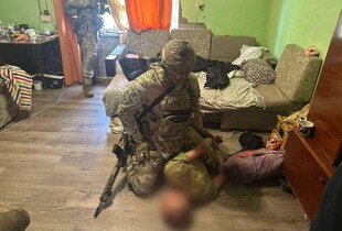 Забарикадувався та погрожував пістолем: в Ужгороді КОРД звільнив жінку та дитину