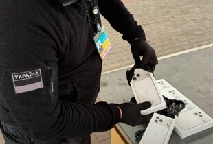 Прикордонники викрили двох жінок, які намагались провезти 14 iPhone 17 Pro Max
