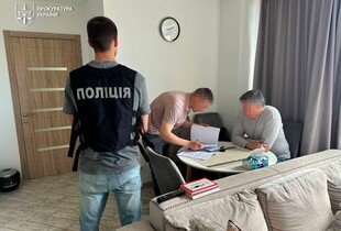 Ексголову Мінкульту підозрюють у незаконному переправленні чоловіків за кордон
