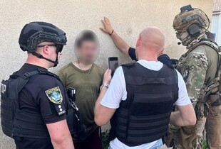 На Хмельниччині 26-річний чоловік погрожував поліцейським автоматом, які прибули на виклик щодо домашнього насилля