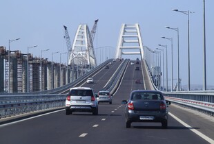 росія посилює захист Кримського мосту: супутники показали нові укріплення (фото)