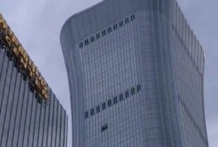 У Пекіні літак врізався в один з найвищих хмарочосів Китаю (відео)