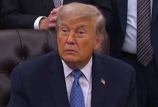 Трамп показав новий дизайн паспорта США зі своїм портретом (фото)