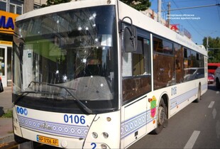 Ворожий дрон влучив поряд з автобусом у Запоріжжі: постраждали підлітки