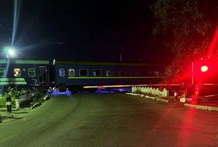 Поїзд зіткнувся з легковиком у Хмельницькому: двоє загиблих, водія взяли під варту
