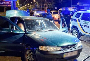 У Миколаєві чилієць застрелив з автомата двох товаришів, з якими їхав автівкою