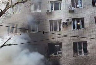 Росіяни ударним БпЛА поцілили в адмінбудівлю в Херсоні: є жертви