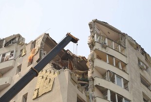 У Дарницькому районі столиці завершили пошукову операцію на місці влучання ракети рф у дев'ятиповерхівку (фото)