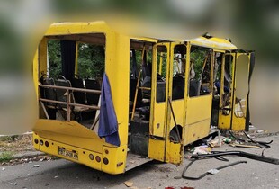 Війська рф атакували дроном маршрутку в центрі Херсона: поранено вісім людей