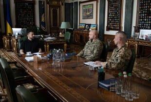 Зеленський обговорив із військовим командуванням ситуацію на фронті 