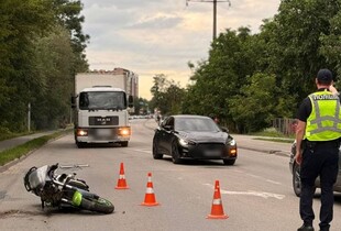 В Івано-Франківську мотоцикліст після зіткнення з легковиком збив матір з дівчинкою на переході