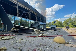 Патрульні показали відео перших хвилин після удару по АТБ у Чернігові