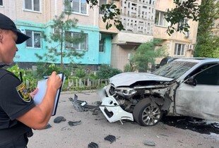 В Одесі у дворі багатоповерхівки вибухнула автівка (відео)