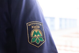 Наслідки атаки рф у Києві: пошкоджено вхід до станції метро 