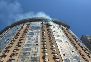 Ворожий дрон влетів у багатоповерхівку в Одесі: момент потрапив на відео
