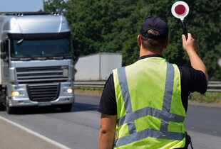 У Києві знову обмежили рух вантажівок: що відомо